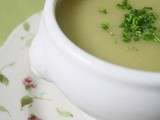 Potage au concombre et à la pomme avec une touche de ciboulette