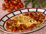 Feta rôtie aux tomates, olives et pignons