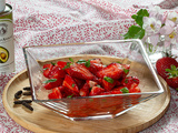 Fraises en salade comme des tomates