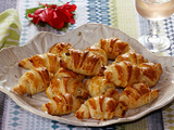 Minis croissants feuilletés, saumon, fromage ail et fines herbes