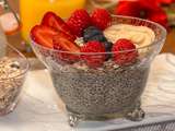 Verrines de graines de chia au muesli et petits fruits