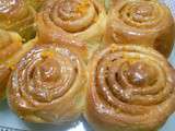 Rouleaux du matin de cannelle et d'orange