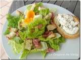 Salade au Chèvre chaud, Lardons, Croutons, Oeuf mollet, Vinaigrette à la Framboise et Moutarde