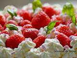 Gâteau à la ricotta parfumé à la badiane et garni de fraises et chantilly