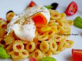 Pâtes au pesto de tomates, oeuf poché et ail noir