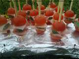 Brochettes de tomates cerise, jambon et gouda au basilic