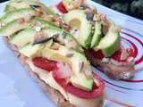 Bruschetta tomate, avocat, chèvre et échalote confite