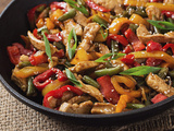 Wok de poulet aux poivrons doux et haricots verts : un voyage culinaire en asie