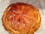 Galette des rois à la crème d'amandes et caramel au beurre salé