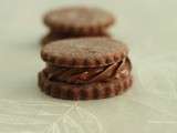 Biscuits noisette/chocolat fourrés chocolat