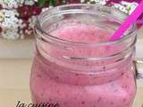 Smoothie aux fruits rouges et lait d'amande