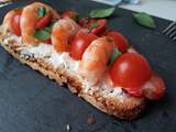 Tartine tomate, crevette et fraise au basilic