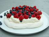 Pavlova aux fraises, myrtilles et framboises