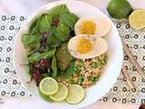 Buddha bowl: riz complet et petits pois, épinards, sauce pesto et oeufs durs vegan! Recette de mon livre  Des salades qui nous font du bien 