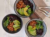 Buddha bowl riz rouge et noir, pois chiches en sauce aux arachides, avocat et salade verte