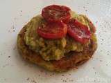 Burger de quinoa, pois chiches et brocolis, accompagné de guacamole et de petites tomates confites