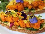 Pour fêter l'arrivée du printemps: tartines de houmous, dés de potimarron caramélisés et oeufs brouillés vegan