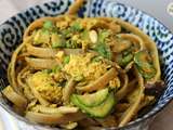 Tagliatelle intégrales, oeufs brouillés vegan et légumes sautés au wok, sauce asiatique