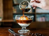 Affogato maison, un délicieux sorbet à la vanille nappé de café chaud