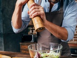 Nouvel outil culinaire à la mode qu’est le moulin à poivre électrique