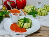 Charlotte de courgette au chèvre frais, coulis de poivrons