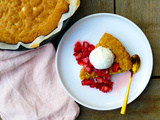 Biscuit géant au chocolat blanc et aux fraises sur le bbq