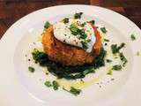 Croquettes végé au quinoa, carotte et patate douce sur un lit de feuilles surprises