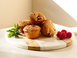 Petits gâteaux aux framboises, noix de coco et amandes