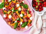 Salade de cantaloup, bocconcini, prosciutto, fraise et basilic