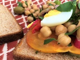 Salade niçoise aux pois chiches en sandwich