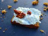 Tartine pain d'epice tzatiki tomate sechee