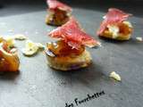 Toasts Pancakes Confit d'Echalotes Fromage de Brebis Viande des Grisons