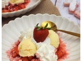 Glace aux biscuits roses sur lit de fraises et chantilly maison