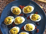 Oeufs mimosa aux olives noires et aux tomates séchées