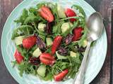 Salade de roquette, fraises, avocat et noix de pécan