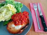 Oeuf cuit dans une tartine avec sauce tomate maison