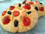 Pizzettes tomates cerises, olives noires et romarin