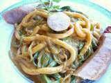 Spaghettis de courgette et nouilles udon en sauce saté