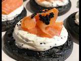 Blinis à l'encre de seiche, chantilly au caviar d'algue et saumon citroné