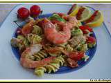 Salade de pâtes, avocats, truite fumee et crevettes roses