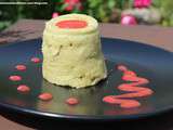 Gateaux moelleux au the matcha et aux fraises cuits au micro-ondes dans un gobelet plastique jetable