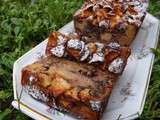 Cake aux pommes, pétales chocolatées et cannelle