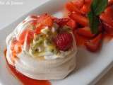 Pavlova aux fraises, framboises, fruits de la passion et citron vert