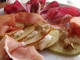 Salade d'hiver : endive carmine, pomme, gorgonzola, jambon cru et noix