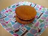 Gâteau au yaourt comme un sandwich à la compote de cerise