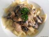 Farfalles fraîches à la crème, poulet et champignons