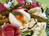 Salade complète aux asperges vertes, œuf, coppa et basilic