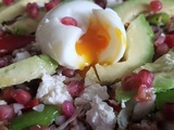 Salade complète aux sarrasin grillé, feta, avocat et œuf mollet