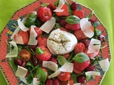 Salade aux tomates cerises crues et rôties, cerises, fraises et mozzarella