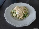 Stamppot (Purée de pommes de terre) avec roquette et oeufs de caille en sauce à la moutarde